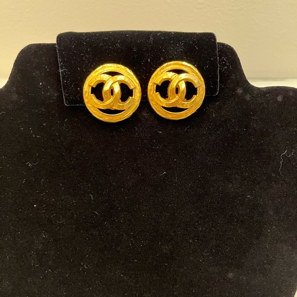 Chanel - Picture 2 of 8